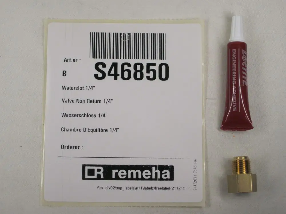 Remeha Beschriftung mit Artikelnummer S46850 und Informationen zu verschiedenen Ventilen. Neben der Beschriftung befindet sich ein kleiner Röhrchen mit Klebstoff und eine Messingverschraubung.